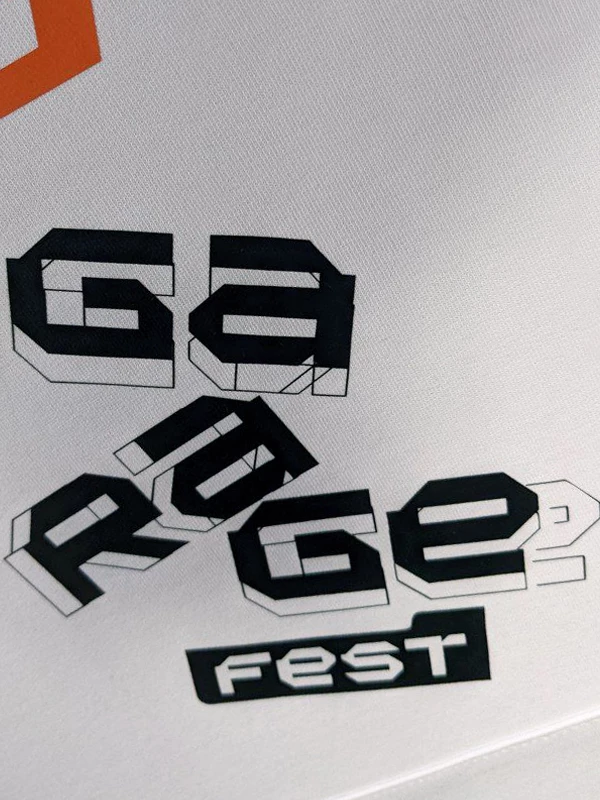 Печать надписей на футболках заказать в Казани